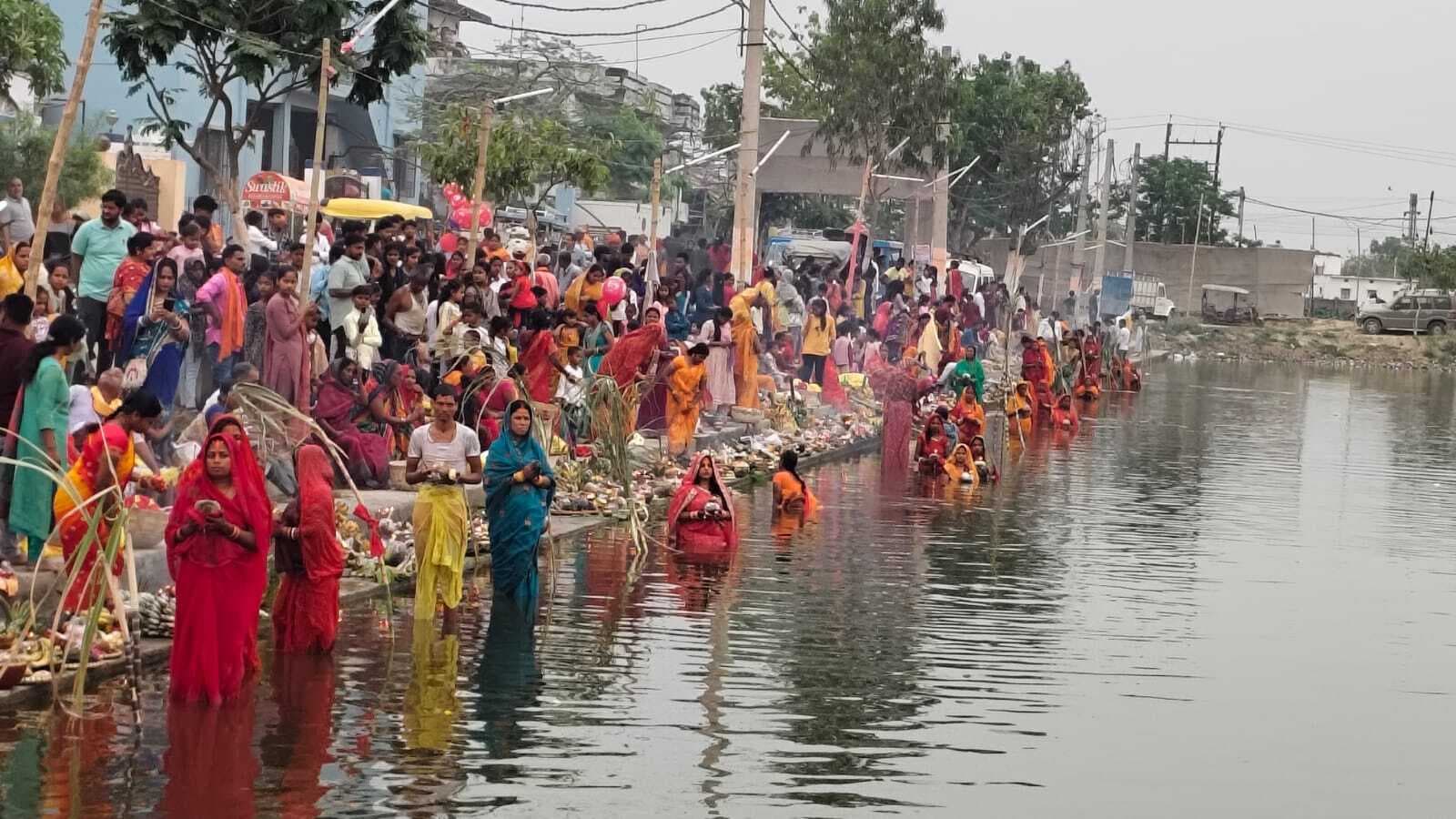 Madhubani News : व्रतियों ने अस्ताचलगामी भगवान भास्कर को किया अर्घ अर्पण