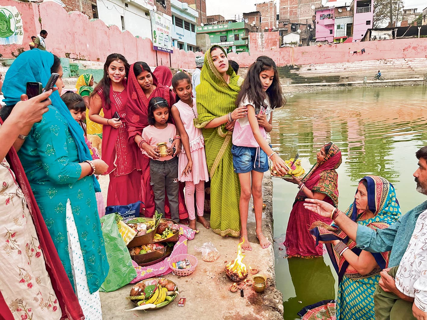 व्रतियों ने नदियों व तालाबों में चैती छठ पर अस्ताचलगामी सूर्य को दिया अर्घ