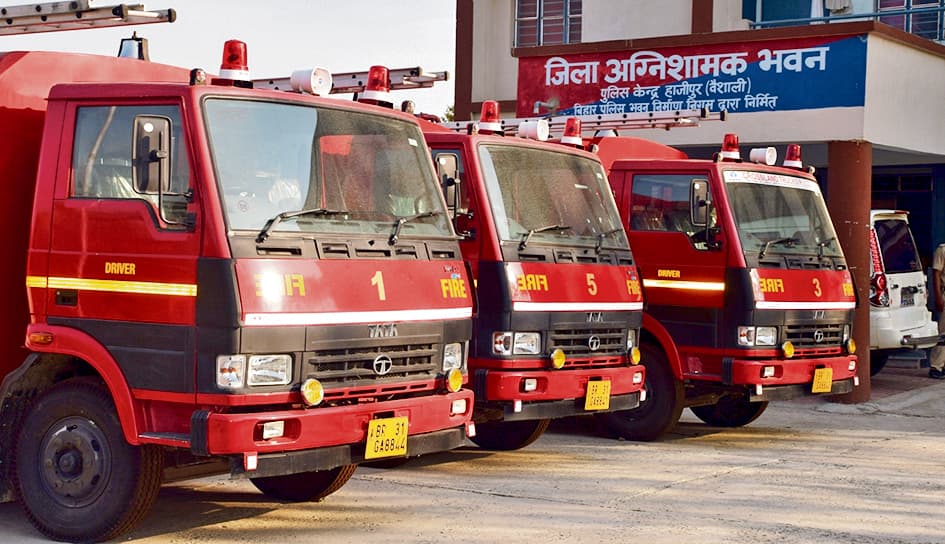 hajipur news. 40 लाख की आबादी पर जिले में फायर ब्रिगेड की मात्र 25 गाड़ियां