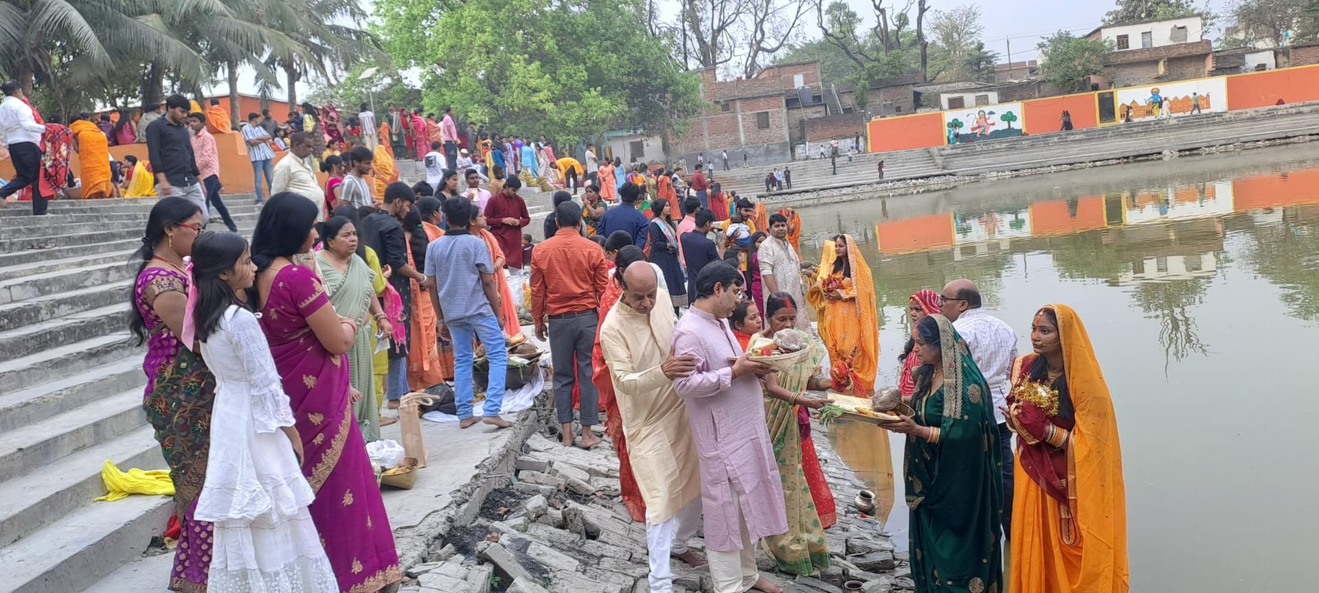 Motihri news:चैती छठ को लेकर घाटों पर उमड़ी श्रद्धालुओं की भीड़