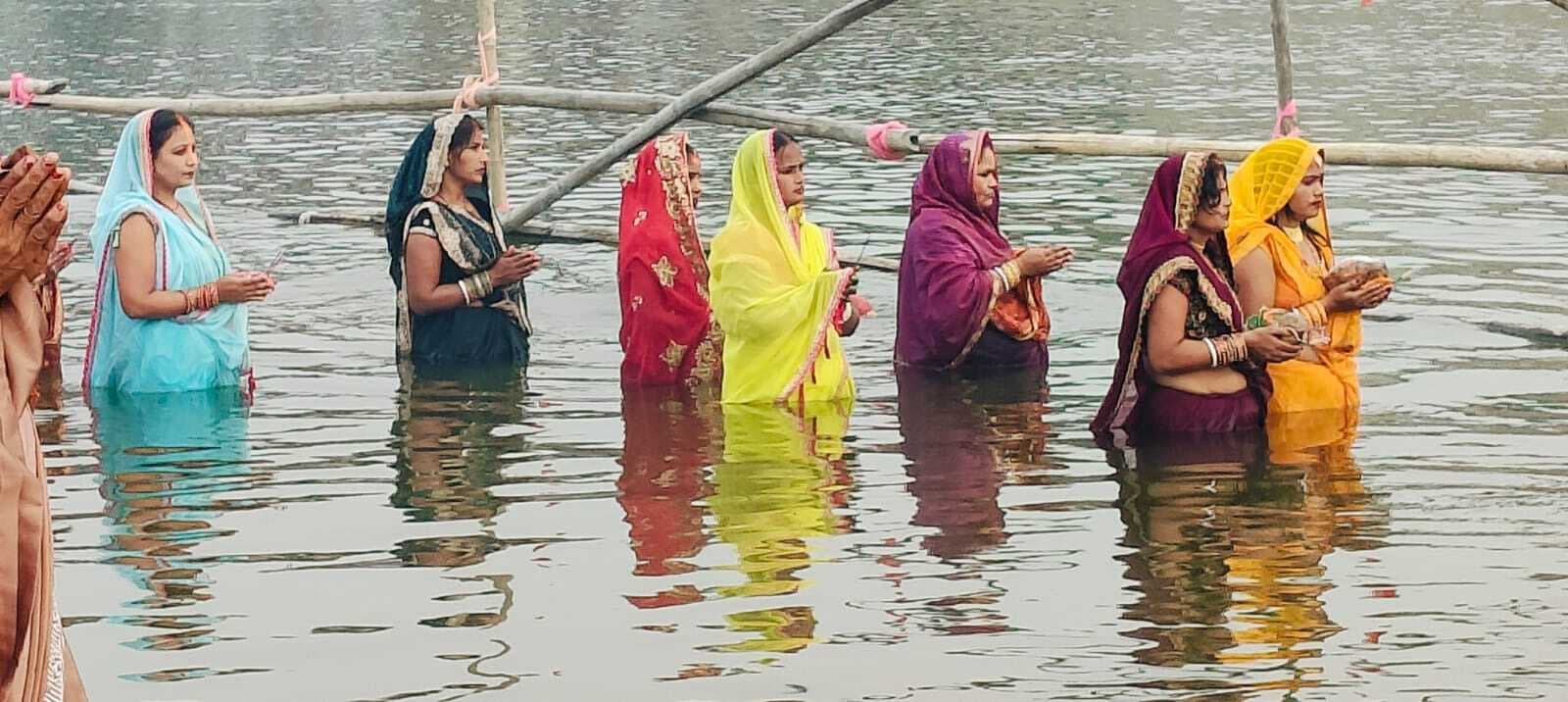 Samsatipur : भक्तिभाव के साथ अस्ताचलगामी सूर्य को दिया अर्घ्य