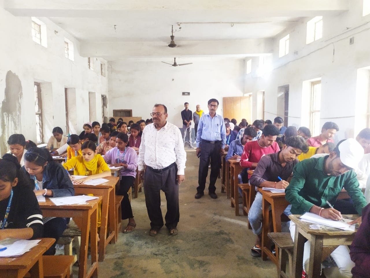 Motihari news : पांच केंद्रों पर स्नातक थर्ड सेमेस्टर की परीक्षा शुरू