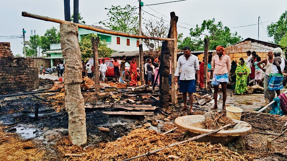 hajipur news. लालगंज में 14 घर जलकर राख, गेहूं की फसल भी जली