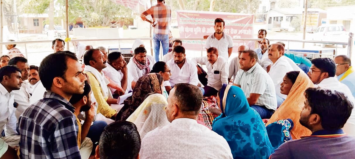 hajipur news. बिदुपुर सीओ के खिलाफ जनप्रतिनिधियों ने शुरू किया आमरण अनशन