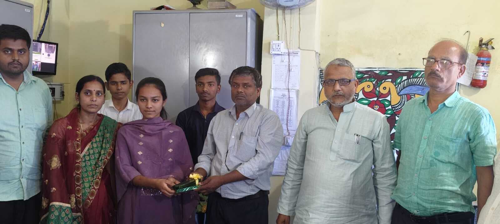 Madhubani News : विद्यालय टॉपर तीन छात्र-छात्रा को किया गया सम्मानित
