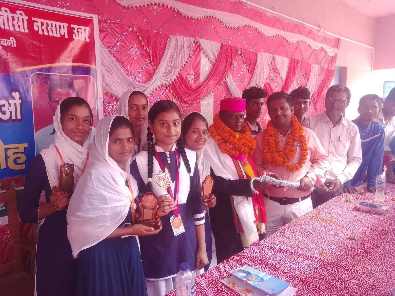 Madhubani News : सम्मान सह विदाई समारोह का हुआ आयोजन