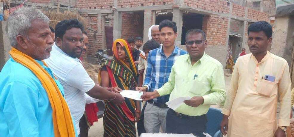 Madhubani News : डुमरा गांव के अग्नि पीड़ित परिवार को मिला सहायता राशि का चेक