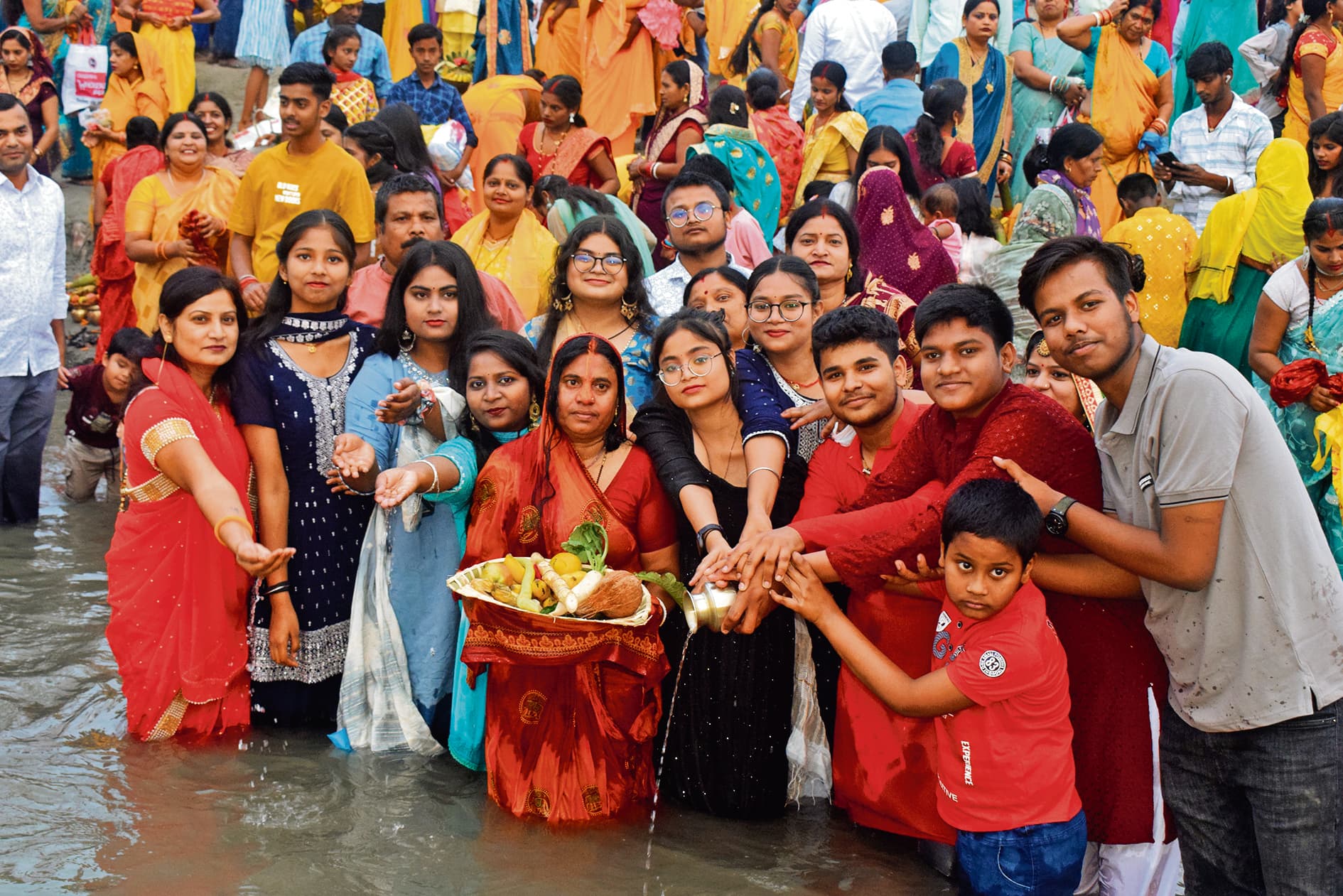 hajipur news. चैती छठ : निर्जला उपवास रख छठव्रतियों ने डूबते सूर्य को दिया अर्घ