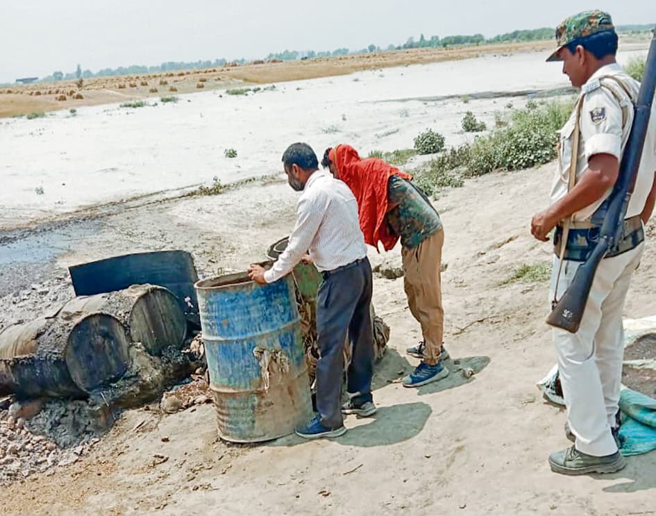 hajipur news. दियारा में देसी शराब की नौ भट्ठियां ध्वस्त, 95 लीटर शराब जब्त