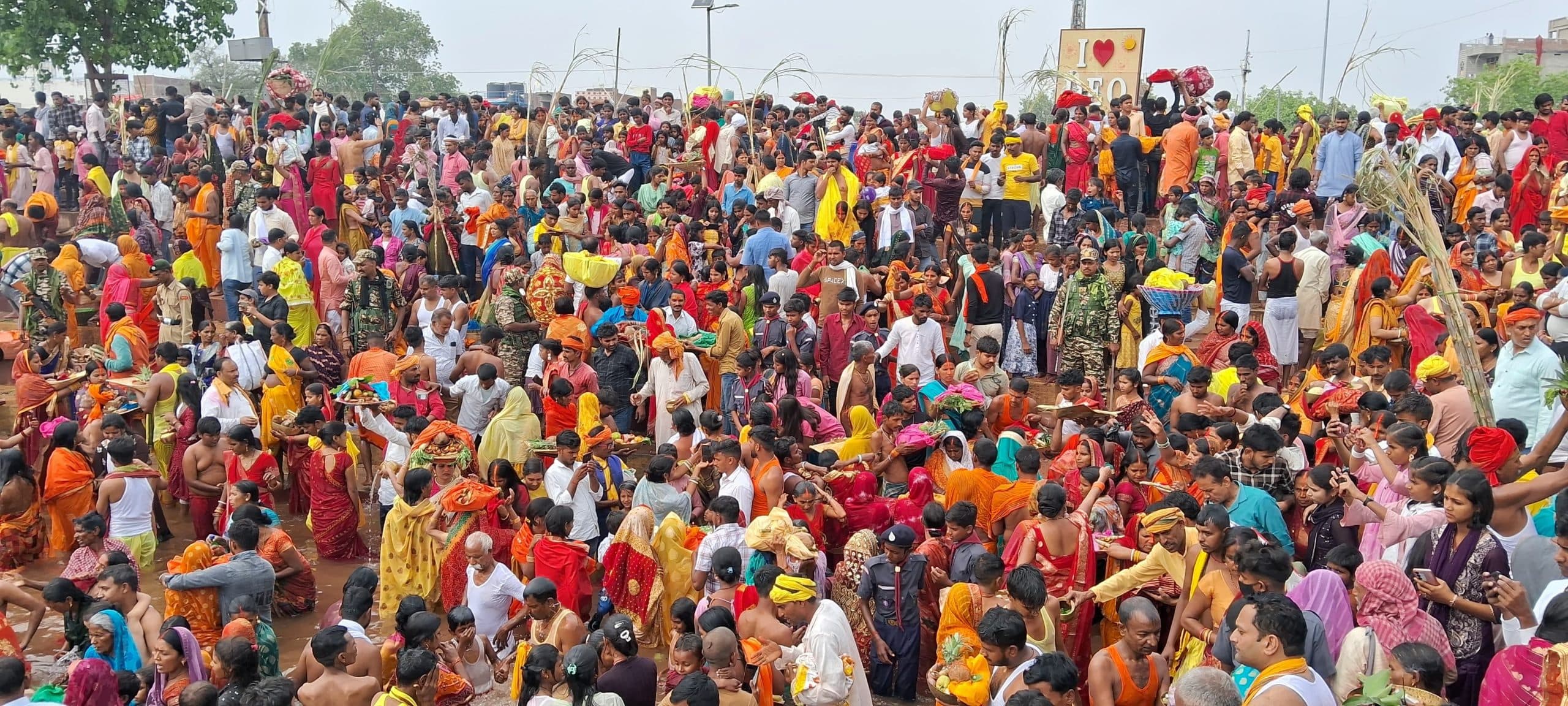 Aurangabad News <bha>;</bha> छह लाख व्रतियों ने डूबते सूर्य को दिया अर्घ