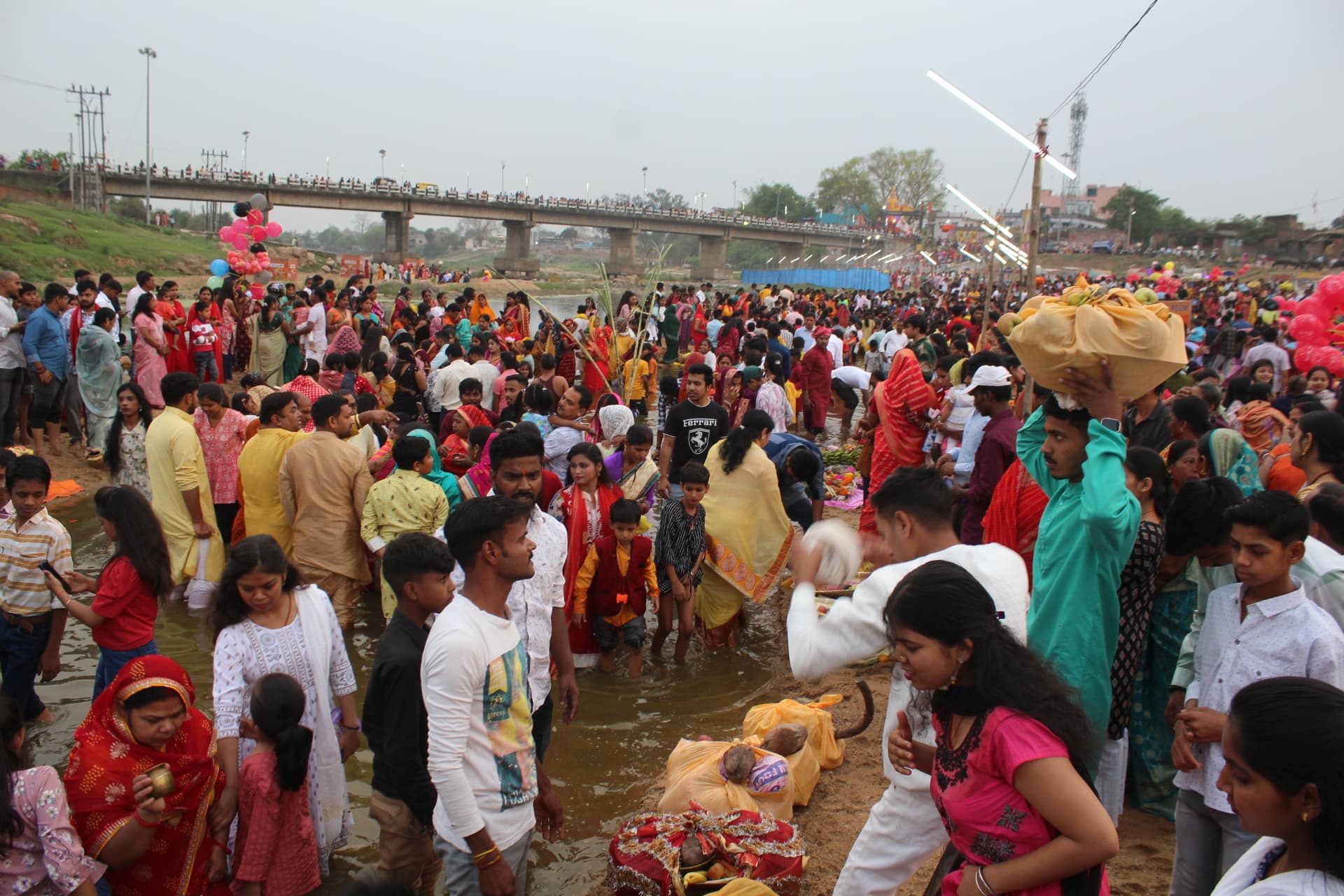 Giridih News :अस्ताचलगामी सूर्य को अर्घ्य देने उमड़े श्रद्धालु