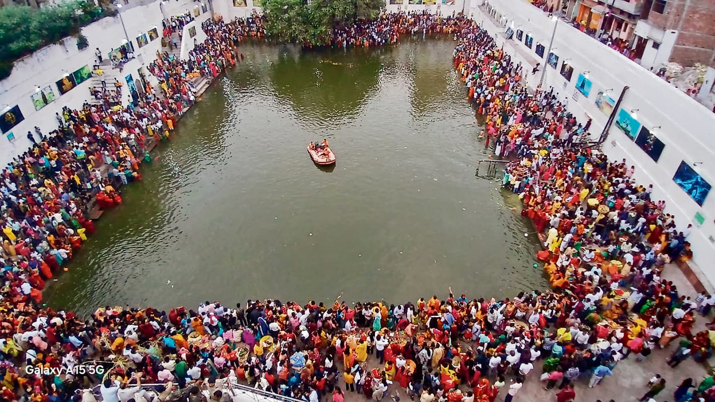 Gaya News : छठ के गीतों के बीच डूबते सूर्य को दिया अर्घ