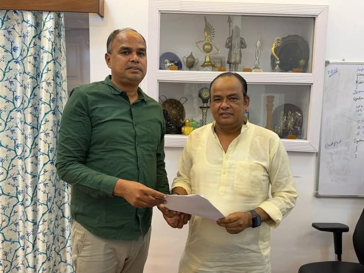 Giridih News :स्वास्थ्य मंत्री से मिले बगोदर के पूर्व विधायक, बतायीं क्षेत्र की समस्याएं