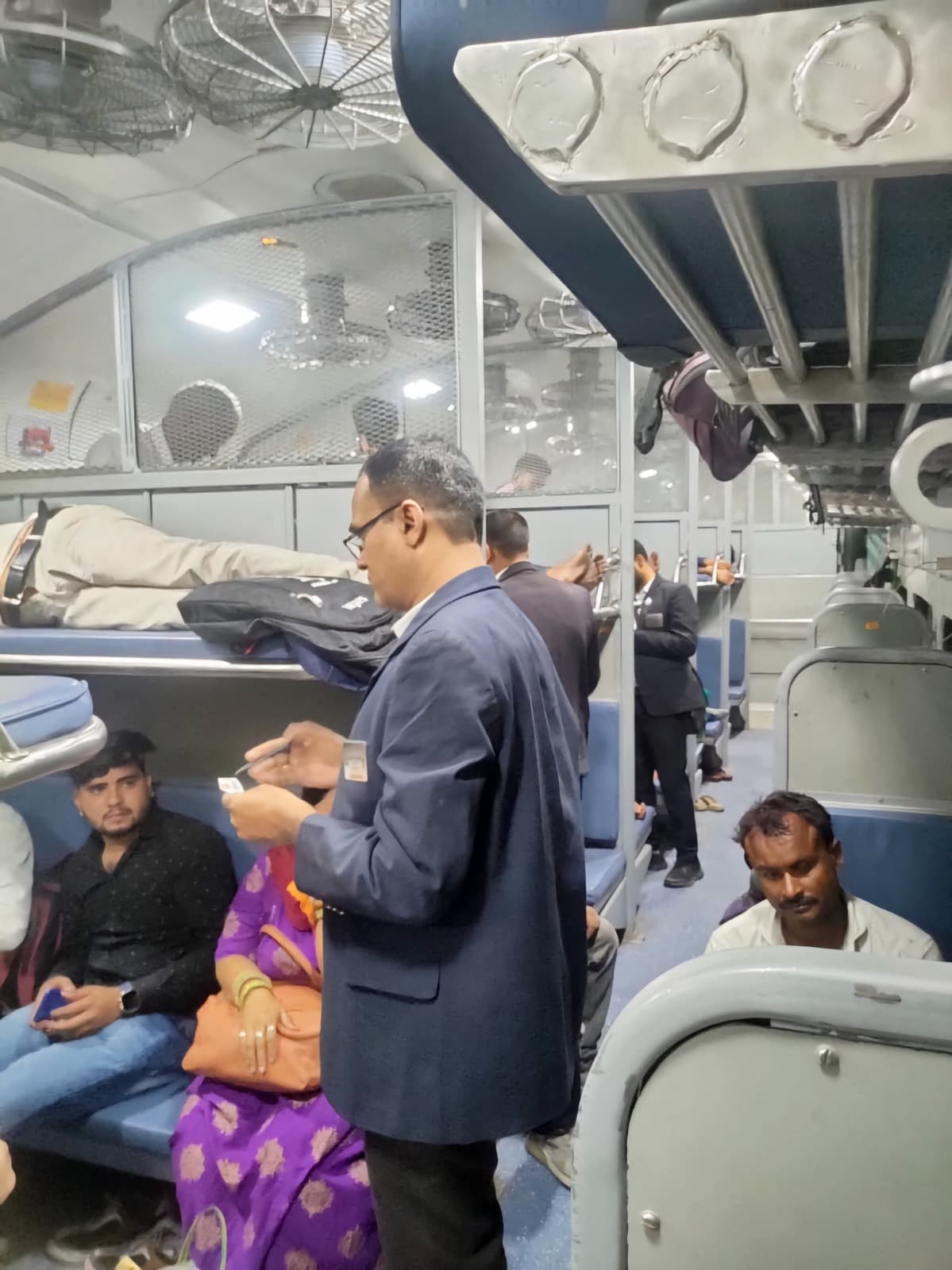 Giridih News: हजारीबाग रोड स्टेशन में चला टिकट चेकिंग अभियान