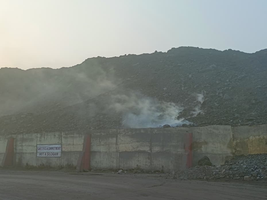 कोयले की डंप में लगी आग, लाखों का नुकसान