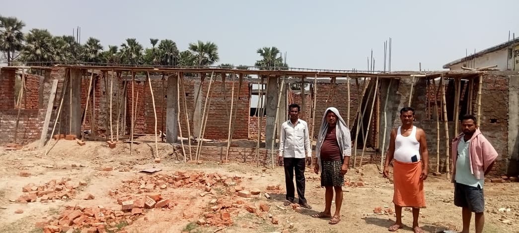 स्कूल निर्माण कार्य में अनियमितता पर भड़के मुखिया पति