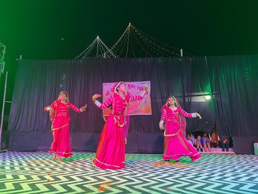 कलाकारों ने प्रस्तुत किया एक से बढ़कर एक रंगारंग कार्यक्रम