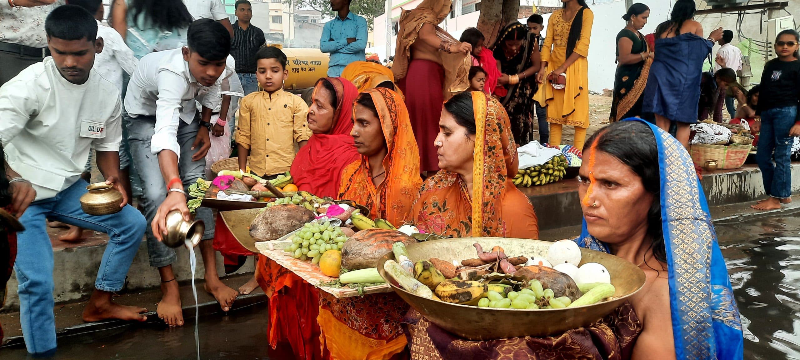 व्रतियों ने डूबते सूर्य को दिया अर्घ