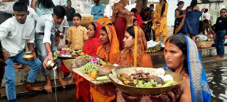 व्रतियों ने डूबते सूर्य को दिया अर्घ