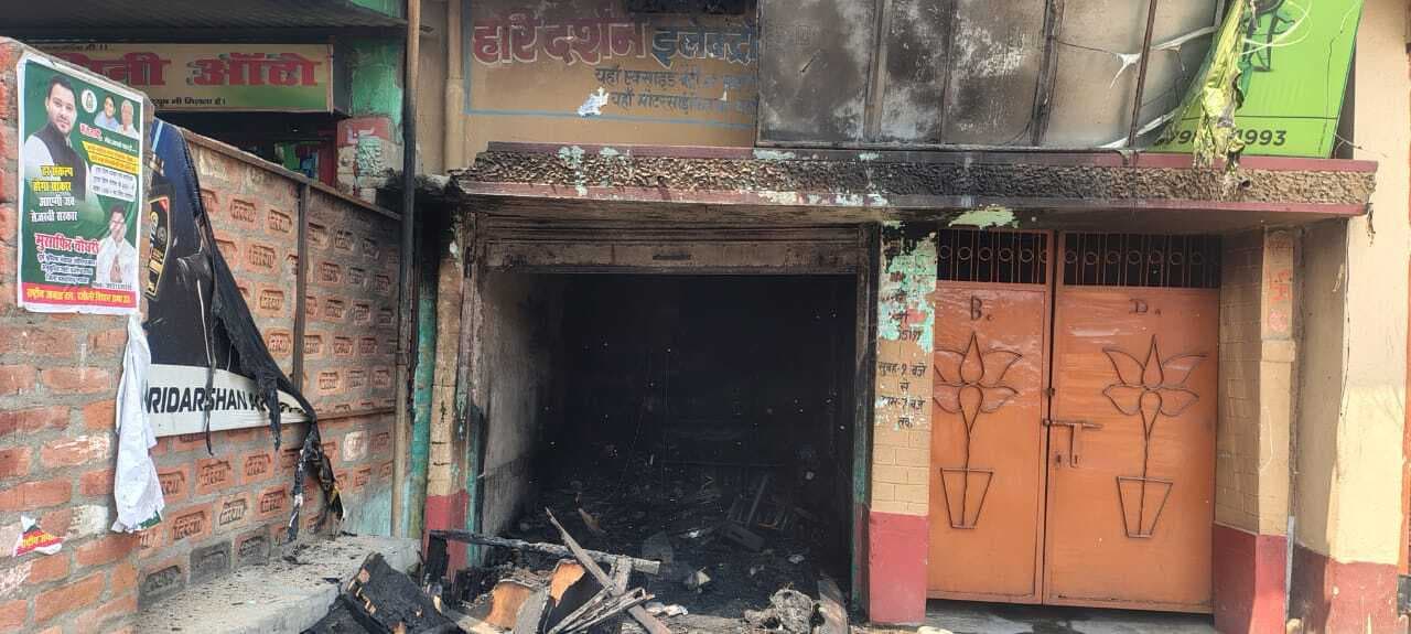 बाइक पार्ट्स दुकान में लगी आग,  "16 लाख का सामान खाक