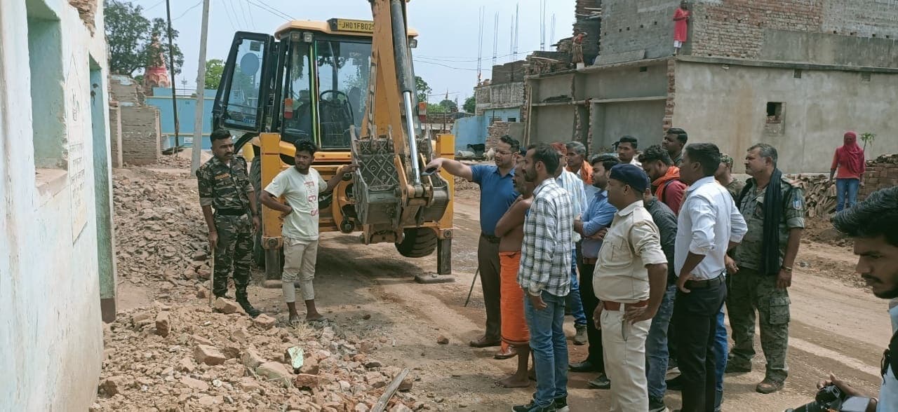 Bokaro News : मुआवजा लेने के बाद भी संरचना नहीं हटाने वालों के घरों पर चला बुलडोजर