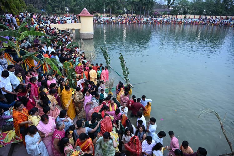 ranchi news : रांची के छठ घाटों पर व्रतियों की अपार श्रद्धा, आज उगते सूर्य को अर्घ देंगे व्रती