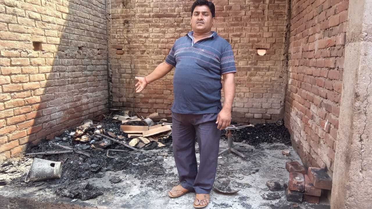 भीषण आग लगने से चार गोदाम जलकर राख