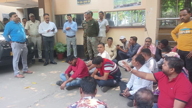 Dhanbad News: संडे व होली डे का पैसा काटने के विरोध में मजदूरों का प्रदर्शन