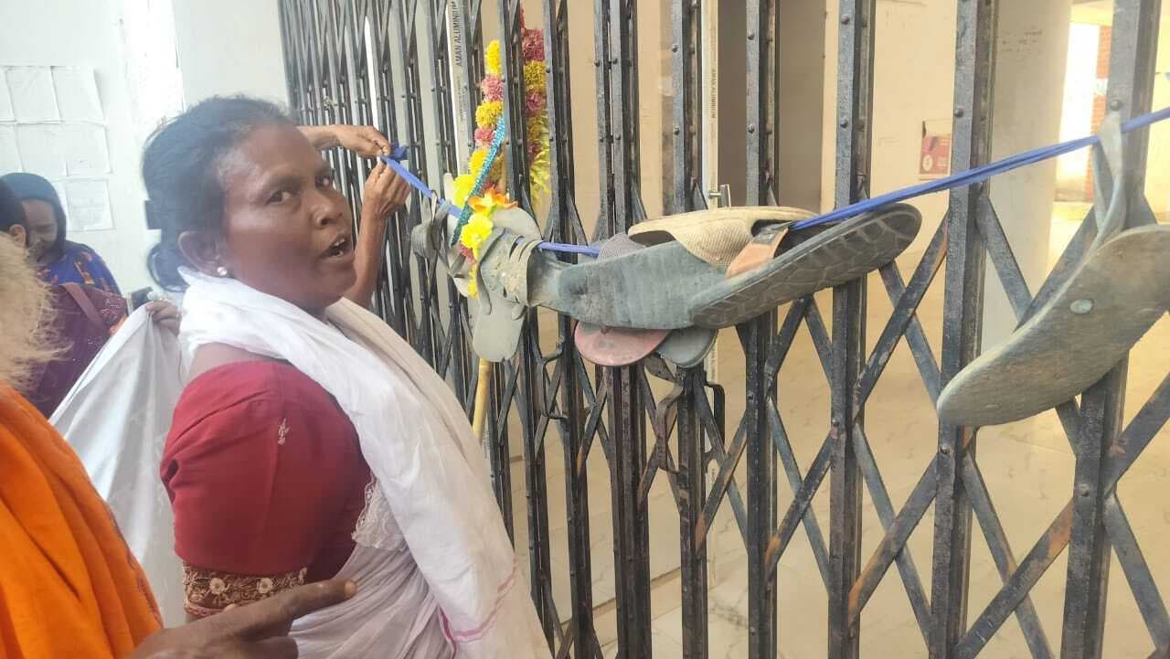 Giridih News: जूता-चप्पल लेकर तिसरी सीओ कार्यालय पहुंचे किजपा समर्थक, दिन भर बंधक रहे कर्मी