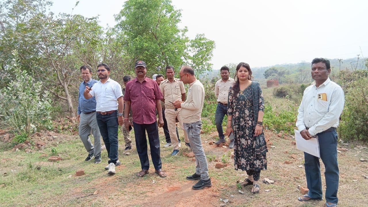 Dhanbad News: सीओ के निर्देश पर ग्रामीणों का रास्ता खोला गया