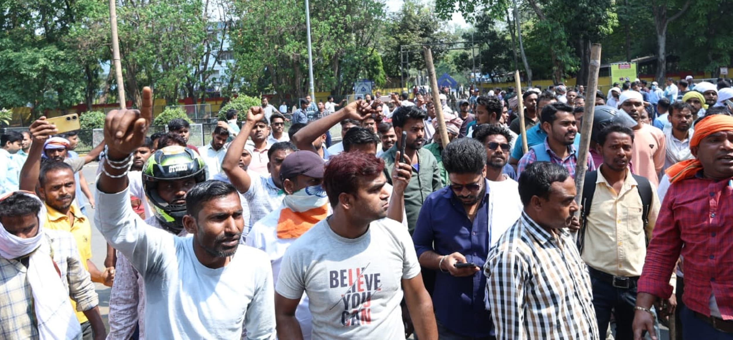 Bokaro News : लाठीचार्ज में एक व्यक्ति की मौत भड़का आक्रोश, विस्थापितों ने दुकानों को कराया बंद