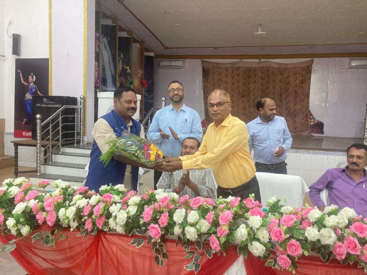 Bokaro News : कागजी प्रक्रिया के कारण पेंशन भुगतान में आ रही दिक्कत : कमिश्नर लंबित मामले के निराकरण के लिए कथारा में क्षेत्रीय प्रबंधन के साथ बैठक, बोले पेंशन कमिश्नरकथारा क्षेत्र के 27 सेवानिवृत्त कर्मियों के पेंशन से संबंधित पुराने मामले हैं लंबितबेरमो फोटो जेपीजी 3-21 कमिश्नर व अन्य अधिकारियों को पुष्प गुच्छ देकर स्वागत करते जीएम.                          3-21ए बैठक में उपस्थित क्षेत्र के कार्मिक प्रबंधक व कर्मचारी. प्रतिनिधि, कथारासीसीएल कथारा स्थित ऑफिसर्स क्लब में गुरुवार को क्षेत्र के सेवानिवृत्त कर्मचारियों के पेंशन, सीएमपीएफ के लंबित मामले के निराकरण के लिए क्षेत्र के जीएम संजय कुमार की अध्यक्षता में पेंशन कमिश्नर रांची रीजन-टू आशीष कुमार, जीएम पेंशन आरआर शर्मा के साथ बैठक हुई. मौके पर सीएमपीएफ के कमिश्नर श्री कुमार ने कहा कि क्षेत्र के 27 सेवानिवृत्त हुए कर्मचारियों के पेंशन से संबंधित पुराने मामले लंबित हैं, जिसका क्षेत्र में किसी-न-किसी कागजी प्रक्रिया के कारण भुगतान शुरू करने में दिक्कतें उत्पन्न हो रही हैं. क्षेत्र से जल्द से जल्द कागजी प्रक्रिया पूरी कर लंबित मामलों को कमिश्नर कार्यालय भेजा जाए, ताकि भुगतान शुरू किया जा सके. इसके अलावा ऑनलाइन होने के बावजूद कर्मचारियों के सीएमपीएफ, पेंशन सेटलमेंट होने में क्यों विलंब हो रहा है, इस पर भी उन्होंने चर्चा की. वहीं जीएम पेंशन आरआर शर्मा ने कहा कि कथारा क्षेत्र में पेंशन, सीएमपीएफ से संबंधित अधिक मामले लंबित हैं. क्षेत्रीय प्रबंधन इसे गंभीरता से ले एवं ऐसे मामले को मुख्यालय लेकर आयें, यहां से कमिश्नर कार्यालय जाकर निराकरण करने का प्रयास किया जायेगा. सेवानिवृत्त कर्मियों को कार्यालय का चक्कर न लगवायें : क्षेत्र के जीएम संजय कुमार ने कहा कि सेवानिवृत्त कर्मचारियों के साथ अच्छा व्यवहार करें, उन्हें कार्यालय का चक्कर न लगवाएं. उन्होंने ऐसे मामले के निराकरण के लिए क्षेत्रीय कार्मिक प्रबंधक को विशेष कर मॉनीटरिंग करने को कहा. बैठक में उपस्थित एटक नेता लखनलाल महतो ने कमिश्नर के समक्ष 10 एवं 11 वें वेजबोर्ड में हुए समझौता के तहत सेवानिवृत्त कर्मचारियों को पेंशन बढ़ोतरी एवं वर्ष 2023-24 में सेवानिवृत्त कर्मचारियों का सीएमपीएफ एवं पेंशन शुरू नहीं होने आदि मामले को रखा. इस पर कमिश्नर ने जल्द ही अपने स्तर से पहल करवाने का आश्वासन दिया. बैठक के पूर्व अतिथियों का पुष्प गुच्छ देकर स्वागत किया गया. बैठक में कमिश्नर के साथ कार्यालय के नीरज कुमार मंडल, नोडल अधिकारी मो शफीक के अलावा क्षेत्र के एसओपी रामानुज प्रसाद, कार्मिक प्रबंधक गुरुप्रसाद मंडल, सूर्यप्रताप सिंह, समीर कुमार एवं निवारण केवट, विशेश्वर महतो, गौड़ बाउरी,पीके दास, देवाशीष रजवार, मो इम्तियाज, खेमनारायण महतो, यदु उरांव सहित कई कर्मचारी उपस्थित थे.