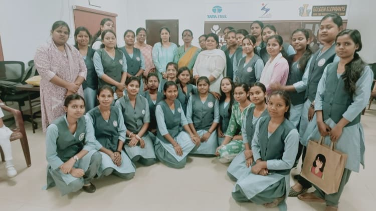 Jamshedpur News : बीएड छात्राओं ने सीखे विशेष बच्चों को शिक्षित करने के कौशल