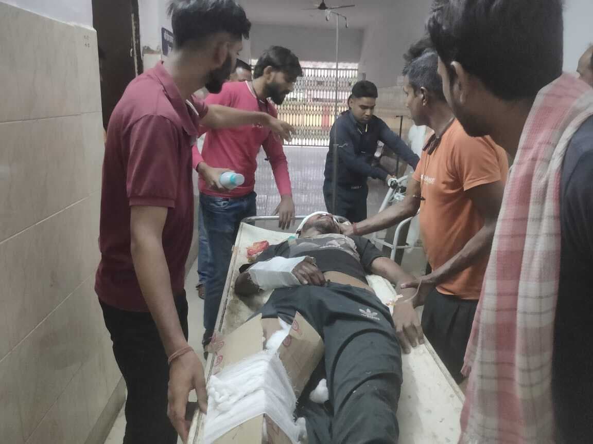 Bokaro News : स्कूटी और वैन में टक्कर में दो युवक घायल