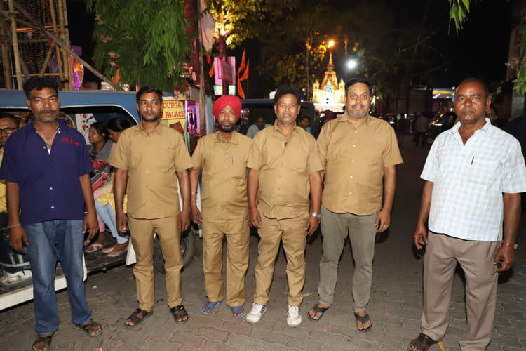 Jamshedpur News : वर्दी नहीं पहनने पर 35 टेंपो चालकों पर हुई कार्रवाई, वर्दी लाने के बाद पुलिस ने छोड़ा