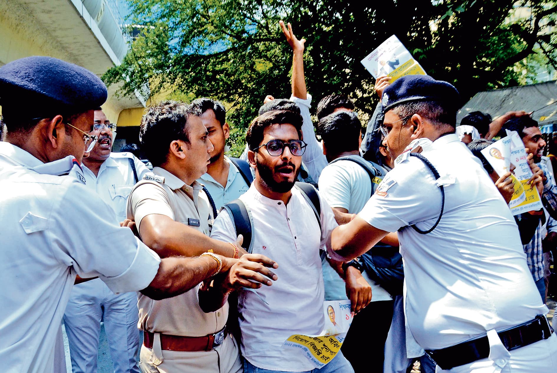 टेट अभ्यर्थियों के विकास भवन अभियान के दौरान हंगामा, पुलिस से झड़प