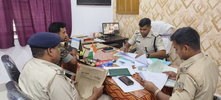 पुलिस निरीक्षक ने की लंबित कांडों की समीक्षा