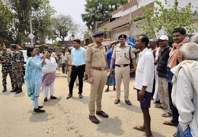 फ्लैग मार्च के बाद एसडीओ-डीएसपी ने की बैठक