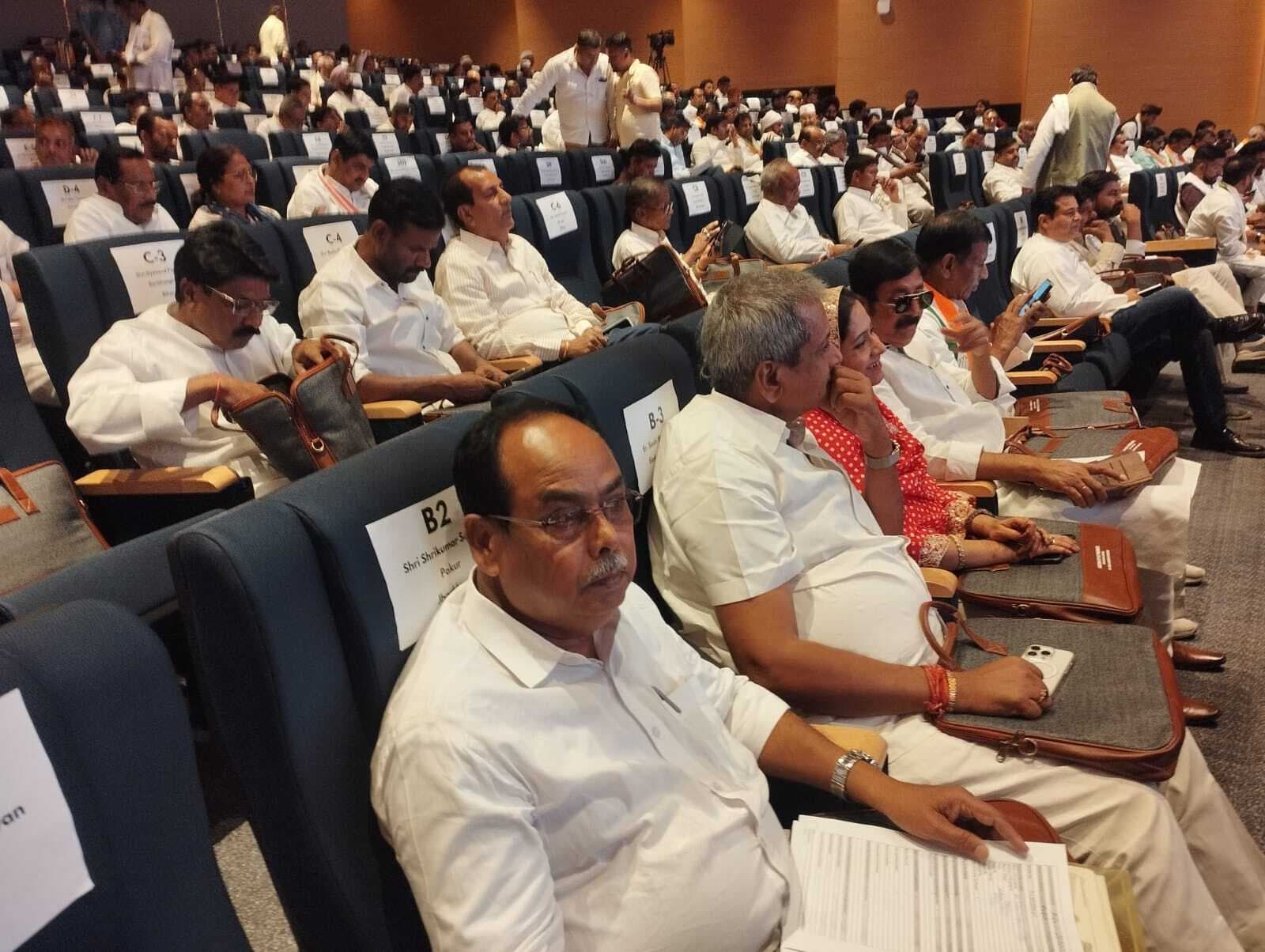 कांग्रेस के जिलाध्यक्षों की बैठक में शामिल हुए श्रीकुमार