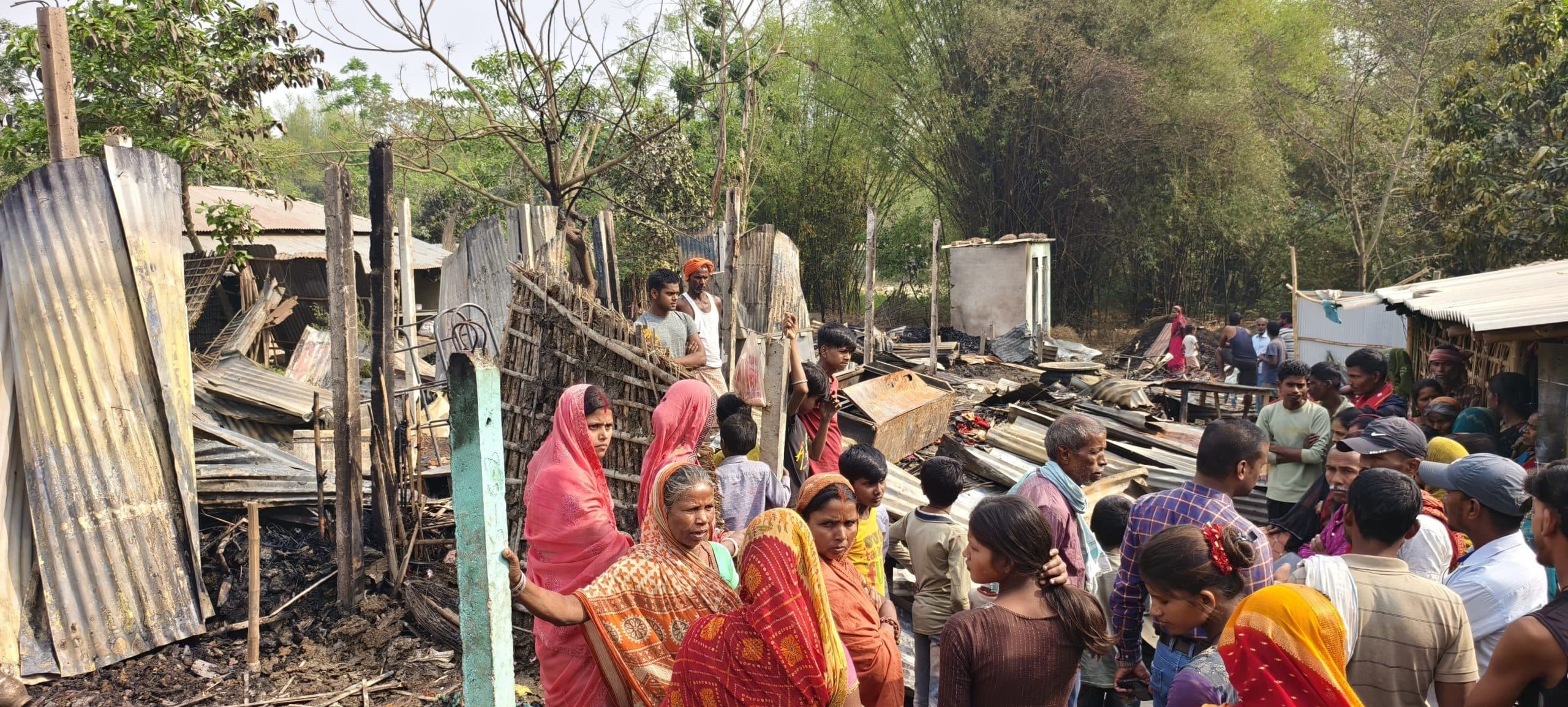 बरबन्ना गांव में आग लगने से छह घर जले, 10 लाख का हुआ नुकसान