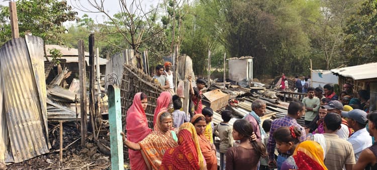 बरबन्ना गांव में आग लगने से छह घर जले, 10 लाख का हुआ नुकसान