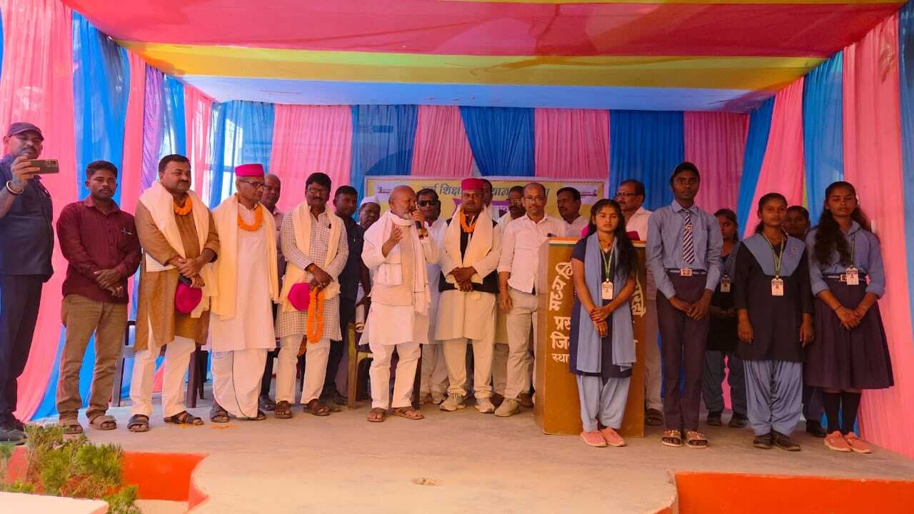 आठवीं पास बच्चों के सम्मान में विदाई समारोह का आयोजन