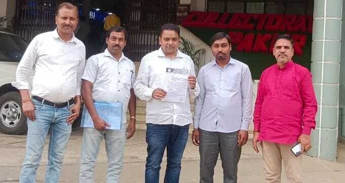 भाजपाइयों ने ट्रैफिक अव्यवस्था को लेकर डीसी को सौंपा ज्ञापन