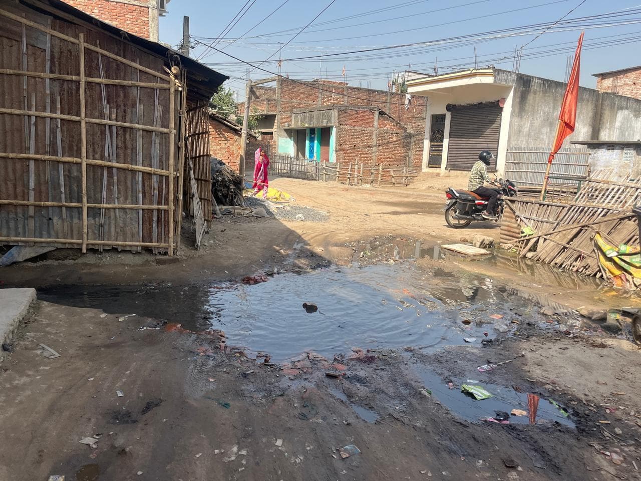 मधेपुरा नगर परिषद के दावों की खुली पोल, वार्ड 13 में सड़क पर जमा है पानी