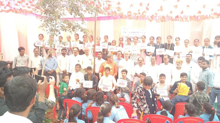 वार्षिक परीक्षा में बिहार टॉपर व सफल विद्यार्थियों को किया गया सम्मानित