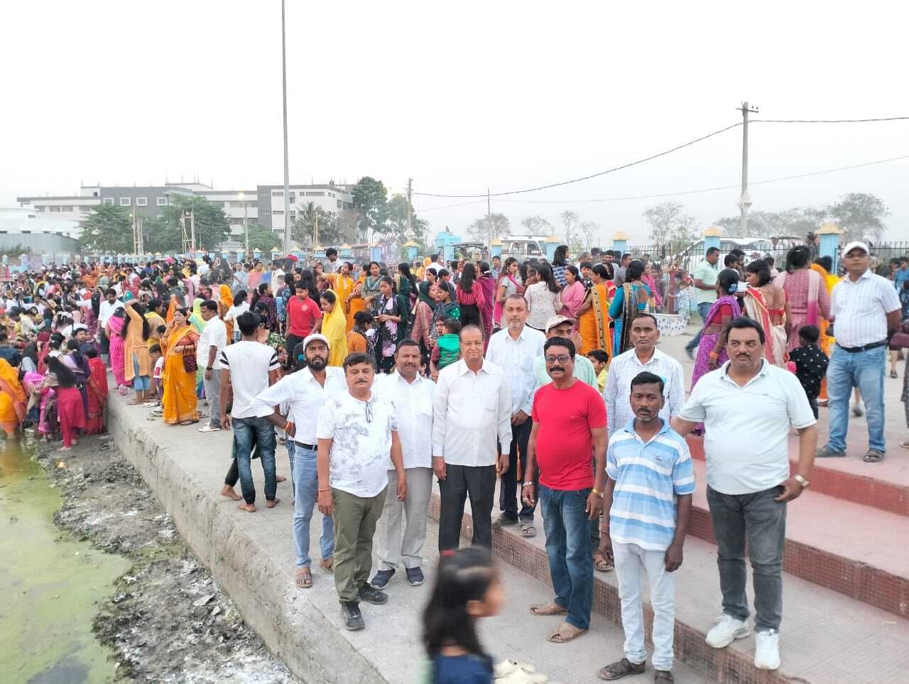 विजय बाबू पोखर पर चैती छठ में श्रद्धालुओं की उमड़ी भीड़