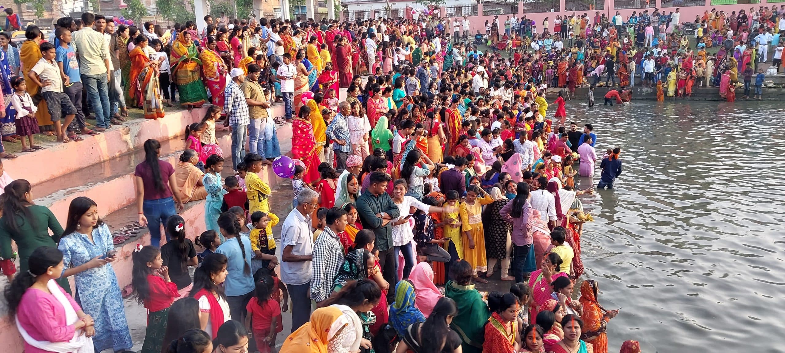 उदयगामी सूर्य देव को अर्घ देने के लिए छठ घाटों पर उमड़ी भीड़