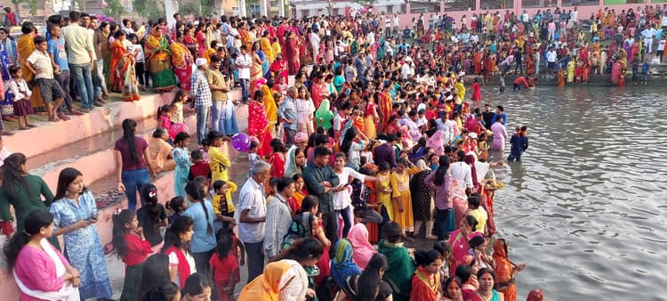 उदयगामी सूर्य देव को अर्घ देने के लिए छठ घाटों पर उमड़ी भीड़