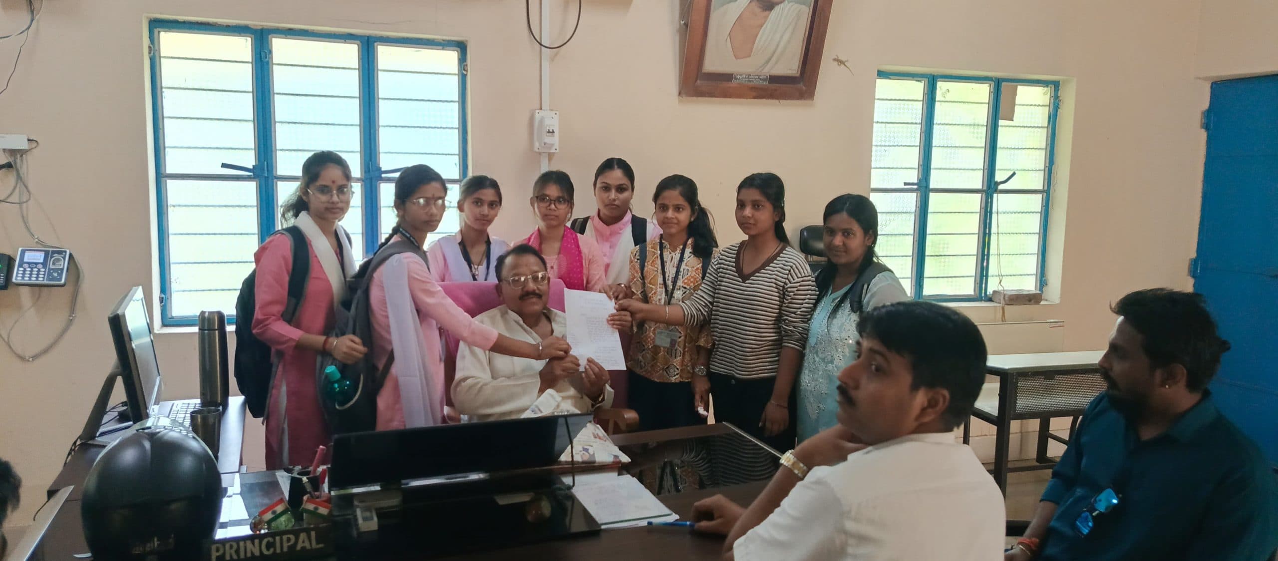 बॉटनी शिक्षक के विरूद्ध छात्राओं आक्रोश, प्राचार्य को सौंपा मांग पत्र