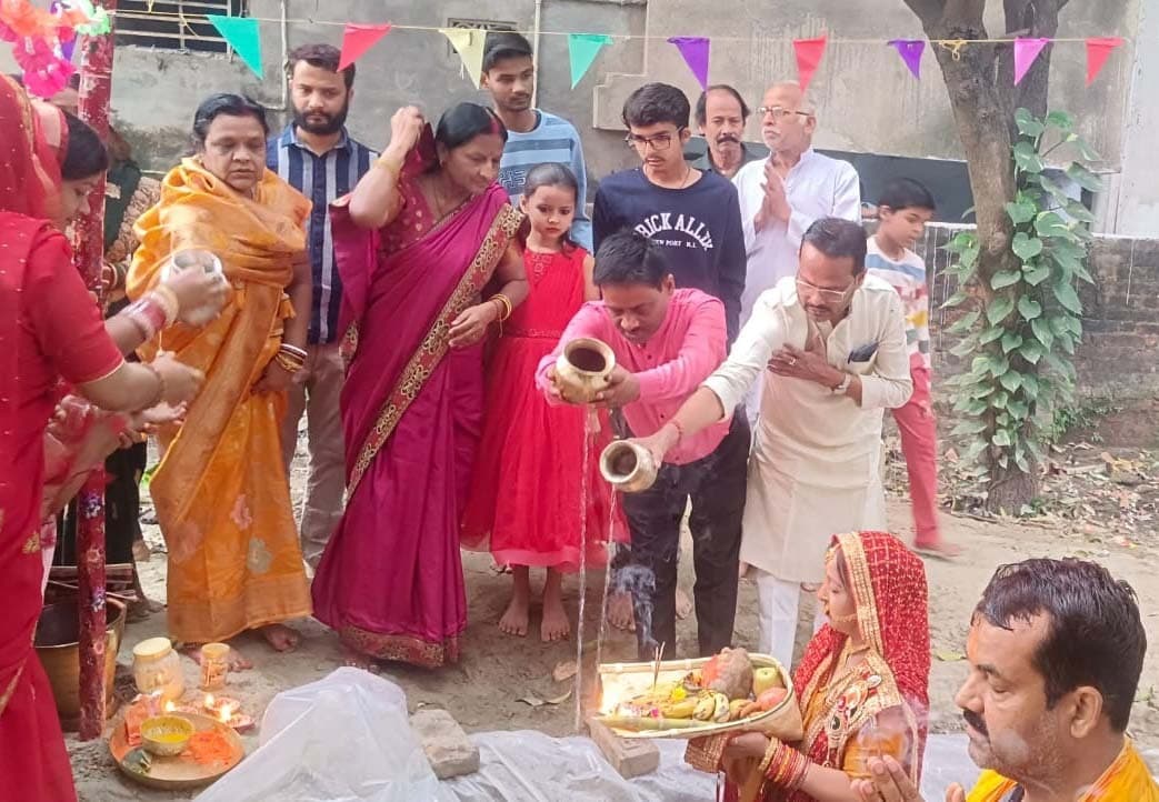 उदीयमान सूर्य को अर्घ अर्पित कर छठी मैया से मांगी सुख, शांति व समृद्धि